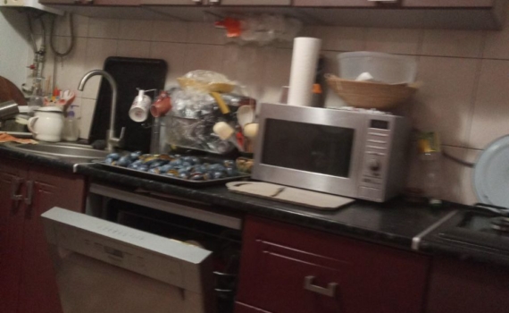 Секрет чистых шкафов на каждой кухне: два ингредиента из шкафчика — и никакой жир не устоит