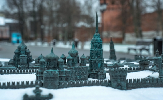 Вместо слякоти — белоснежные купола: где в России найти чистый снег, тишину и новогоднее чудо